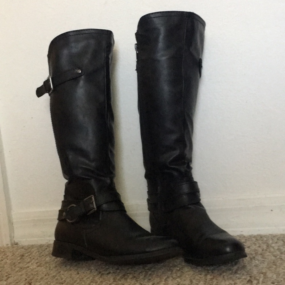 ❄️Winter Black boots white zipper on the side.